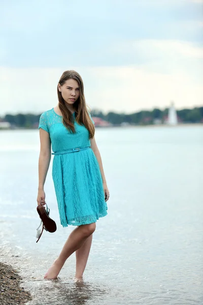 Tiener meisje op het strand in water — Stockfoto