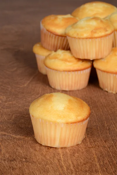 Vanilj muffins på trä — Stockfoto