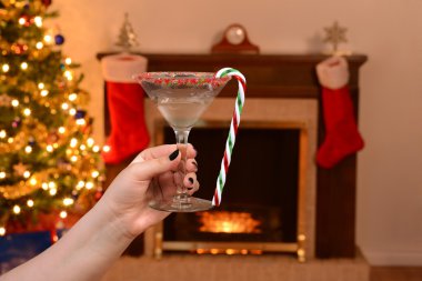 şeker kamışı martini tutan kadın