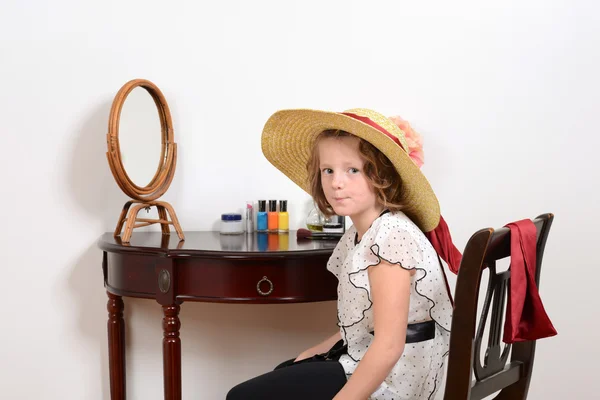 Niña jugando a vestir —  Fotos de Stock