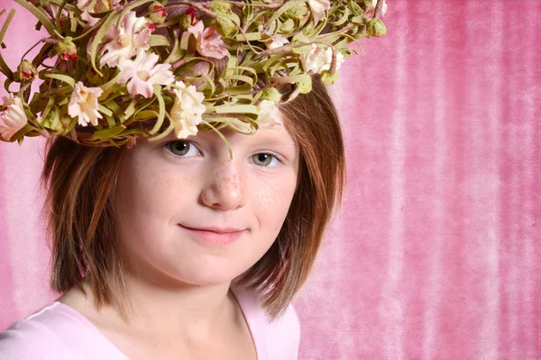 Bambina che indossa ghirlanda di fiori — Foto Stock