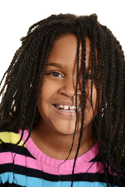 Pequena menina negra com cabelo sobre o rosto — Fotografia de Stock