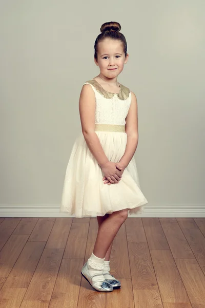 Klein meisje in partij jurk — Stockfoto