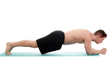 planking egzersiz yaparak genç adam