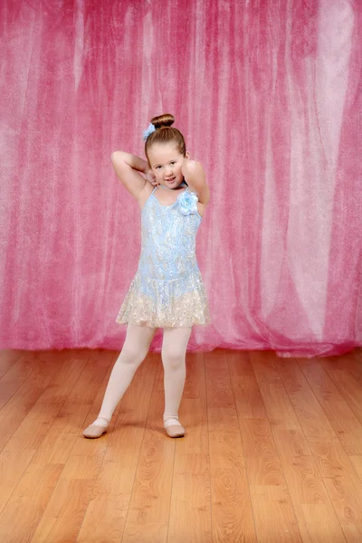 Ballerina meisje dragen blauwe tutu — Stockfoto