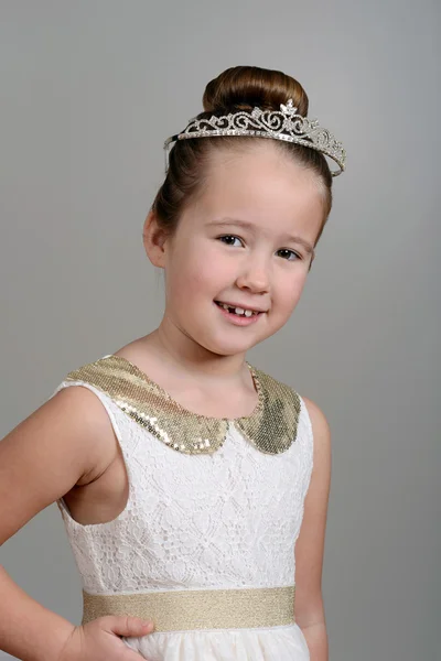 Bambina che indossa la corona principessa — Foto Stock