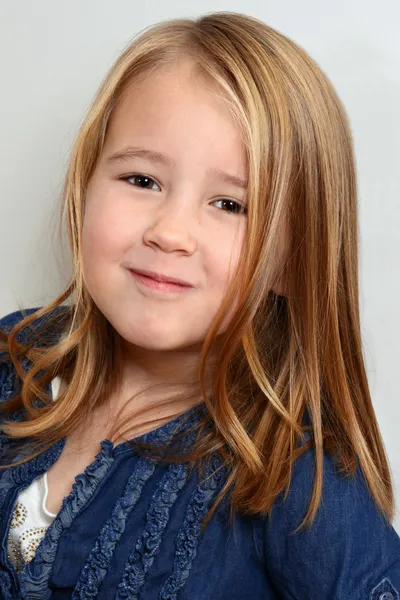 Retrato de una niña sonriendo —  Fotos de Stock