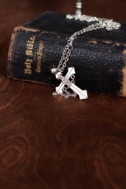 İncil ile gümüş haç