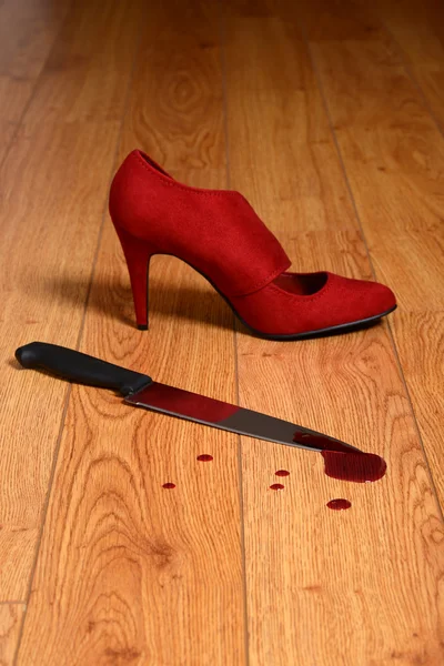 Bloody knife with high heel shoe — Stock Photo, Image