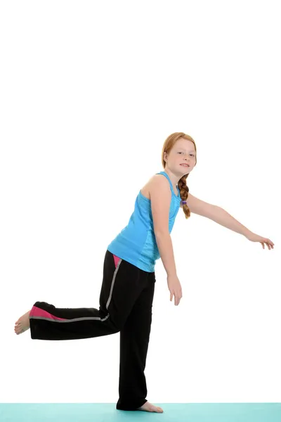 Маленькая девочка практикуется балансировать — стоковое фото