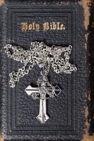 Krzyż na Biblii — Zdjęcie stockowe
