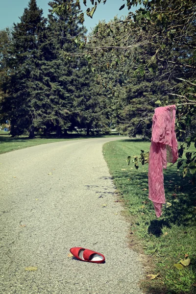 Escena del crimen con zapato y bufanda de mujer — Foto de Stock