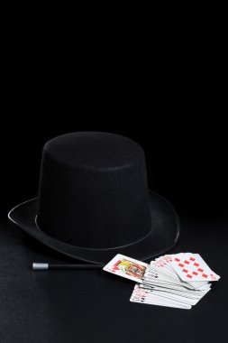Sihirbaz şapka asa ve kartlar