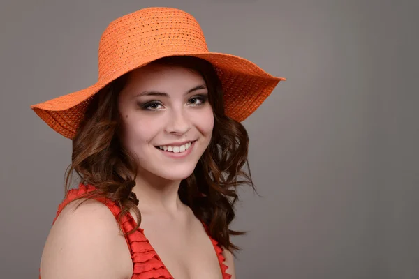 Adolescente portant chapeau orange — Photo