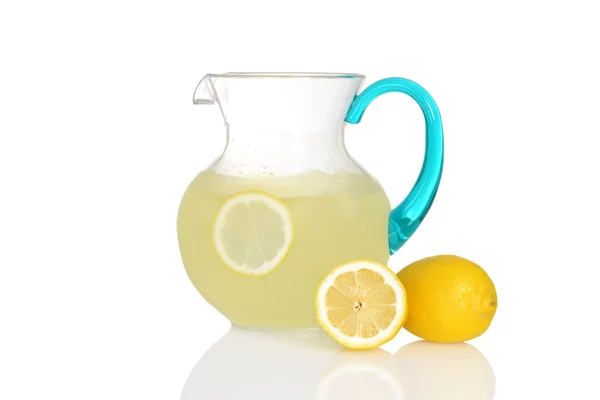 Krug Limonade mit frischen Zitronen — Stockfoto