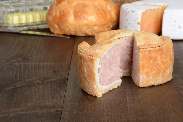 Torta de porco fatiada em madeira — Fotografia de Stock