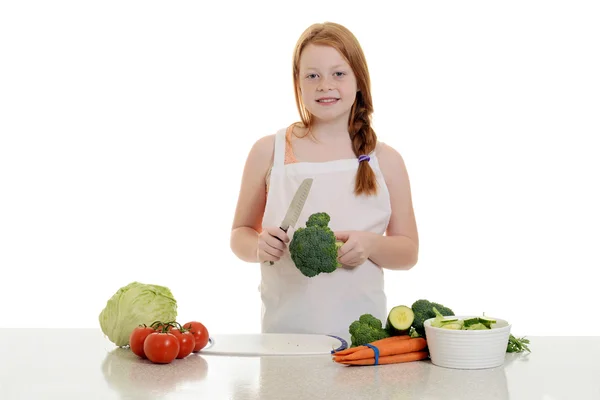 Meisje maken een salade — Stockfoto