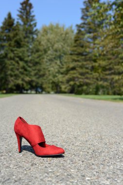 yol üzerinde kırmızı yüksek topuk ayakkabı