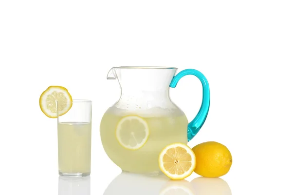 Glas lemonad med tillbringare — Stockfoto