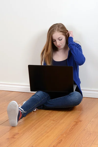 Teen using laptop — Stock Photo, Image