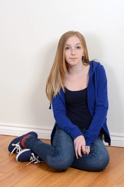 Teenie Mädchen sitzt auf dem Fußboden — Stockfoto