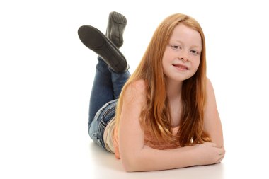 Kızıl saçlı kız yatarken