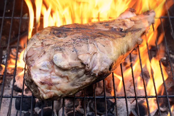 Perna de churrasco de cordeiro — Fotografia de Stock