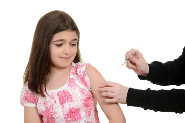 Испуганный ребенок получает прививку — стоковое фото