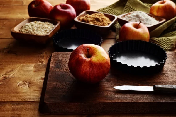 ナイフでまな板にアップルのクローズアップガラ — ストック写真