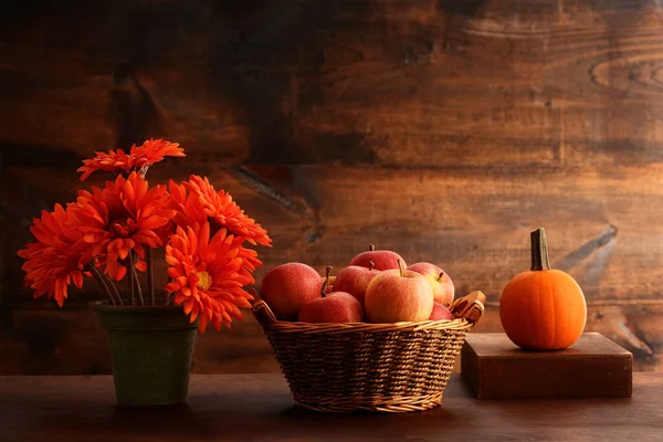 Autumn Setting Apples Wicker Basket — 图库照片