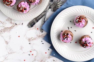 Yüksek açılı sevgililer günü pastaları