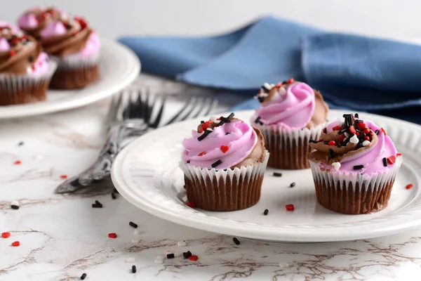 Cupcakes Ημέρα Του Αγίου Βαλεντίνου Πιρούνια Και Πετσέτα — Φωτογραφία Αρχείου