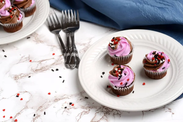 Three Chocolate Strawberry Valentines Day Cupcakes —  Fotos de Stock