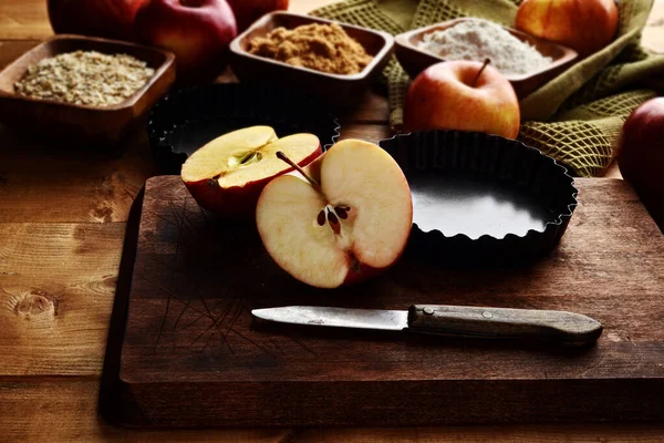 Sliced Gala Apple Wood Cutting Board Ingredients — ストック写真