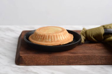 Dökme demir tavada etli turta.