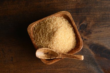 yüksek açılı sarı kaşık ile işlenmemiş şeker