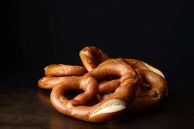 Eski metal tepside yumuşak krakerler.