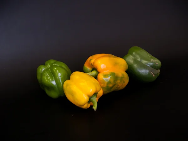 Pepper 'Yellow Star' sobre un fondo negro —  Fotos de Stock