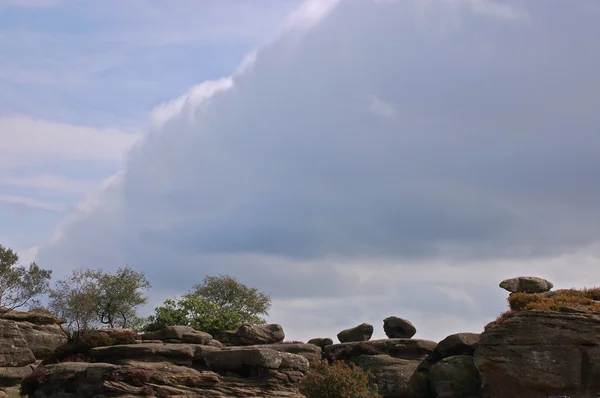 Wolk over Brimham rotsen — Stockfoto