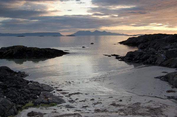 Playa de Arisaig con Hébridas Interiores en la distancia — Foto de Stock