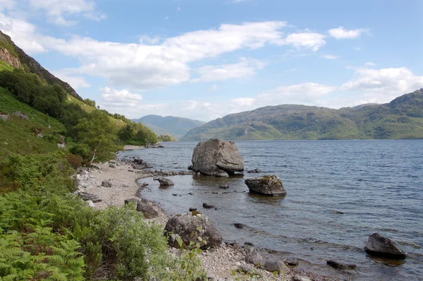 Loch Morar guardando ad est con grande roccia — Foto Stock