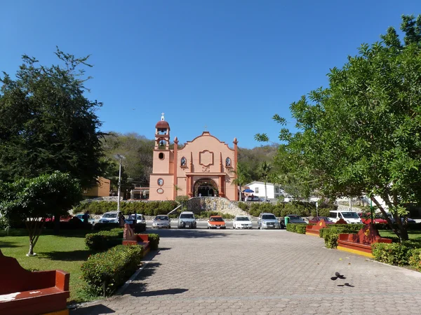 Huatulco tér és templom — Stock Fotó