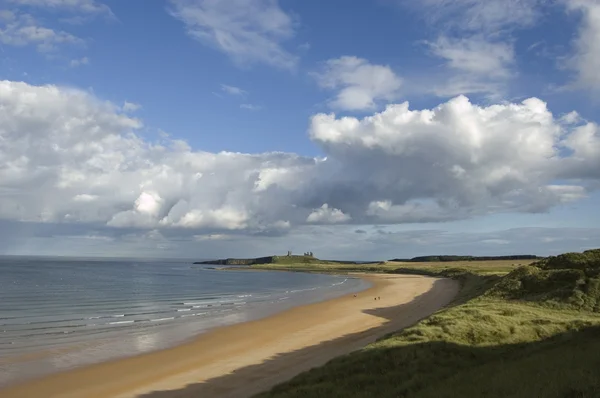 Dunstanburgh 和布尔湾 — 图库照片