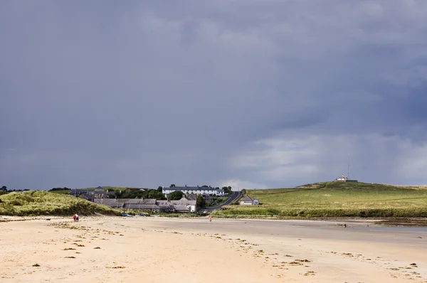 Newton bajo junto al mar con nubes pesadas — Foto de Stock