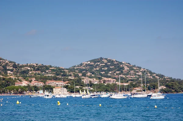 Agay barcos e casas — Fotografia de Stock