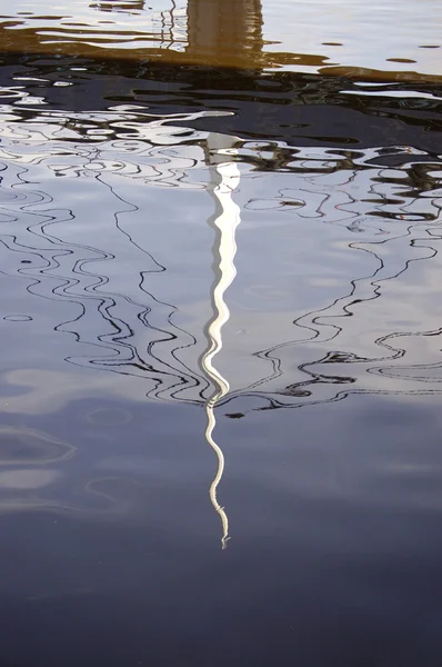 Reflektion av sätta en klocka på bron — Stockfoto