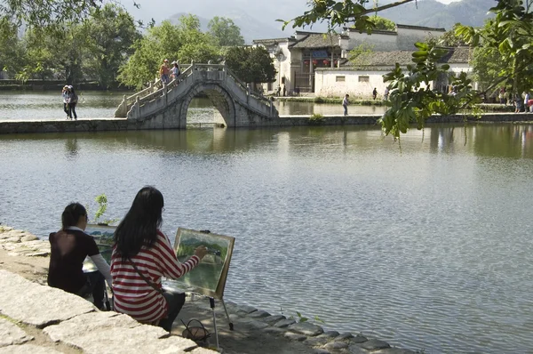 Hongcun-híd és a művészek — Stock Fotó