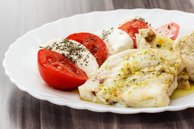 kızarmış balık ve İtalyan caprese salatası
