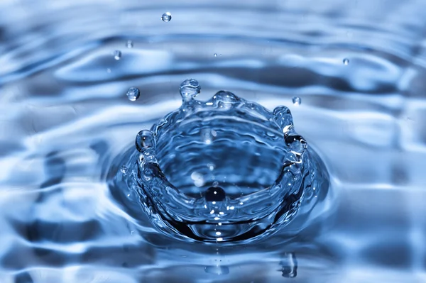 Gota de água azul — Fotografia de Stock