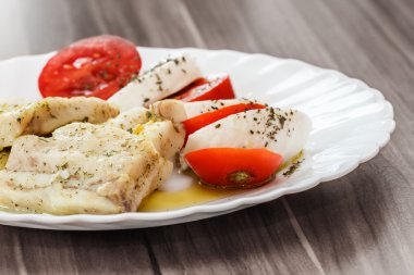 kızarmış balık ve İtalyan caprese salatası